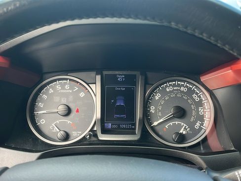 Used 2017 Toyota Tacoma TRD Sport image 16