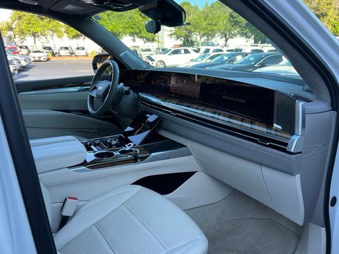 Certified 2025 Cadillac Escalade Sport Platinum AWD/4WD image 19