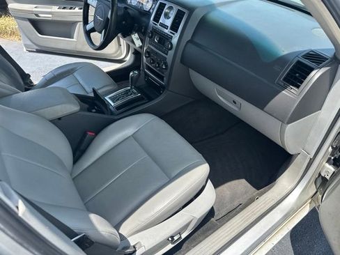 Used 2006 Chrysler 300 Touring RWD image 28