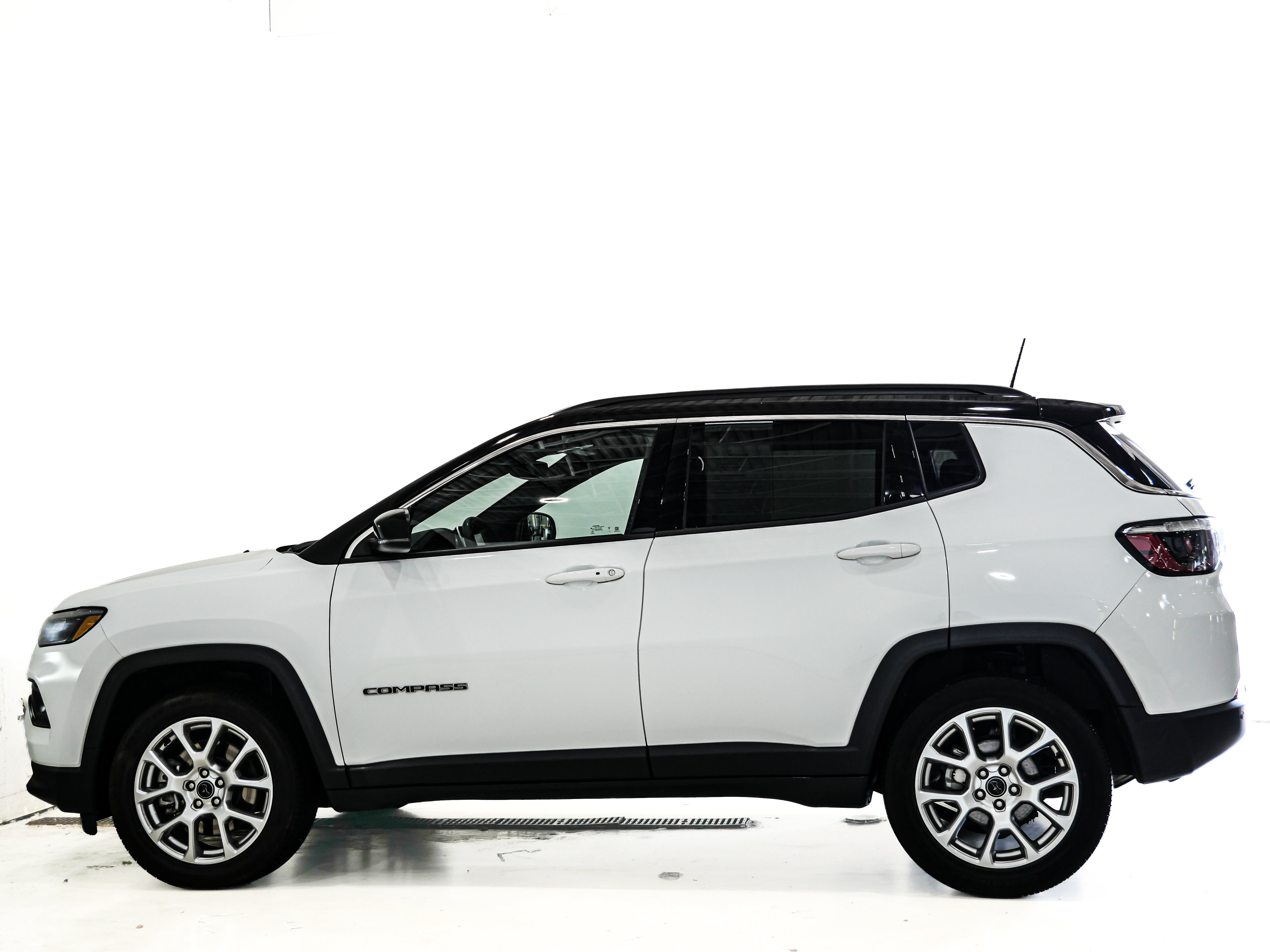 Used 2025 Jeep Compass Limited AWD/4WD image 5