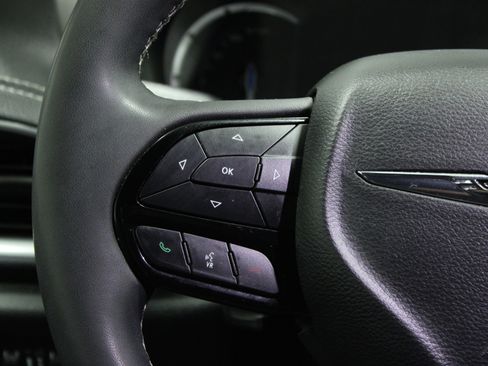 Used 2022 Chrysler Pacifica Limited w/ Uconnect Theater Family Group image 21