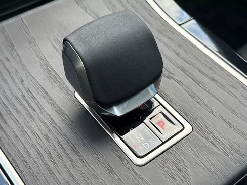 Certified 2025 Land Rover Range Rover Velar Dynamic SE image 25