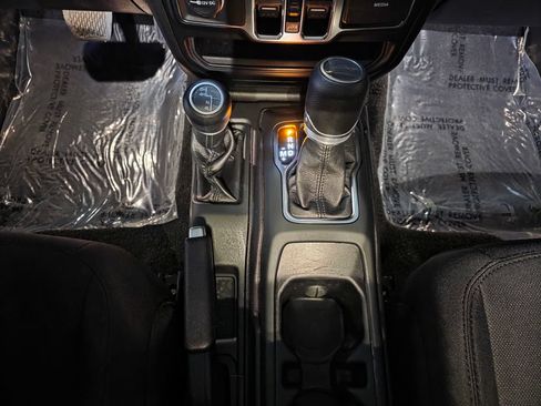 Used 2022 Jeep Gladiator Sport AWD/4WD image 11