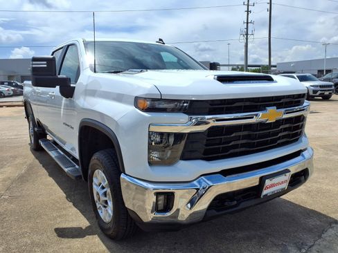 Used 2025 Chevrolet Silverado 2500 LT w/ Convenience Package AWD/4WD image 2