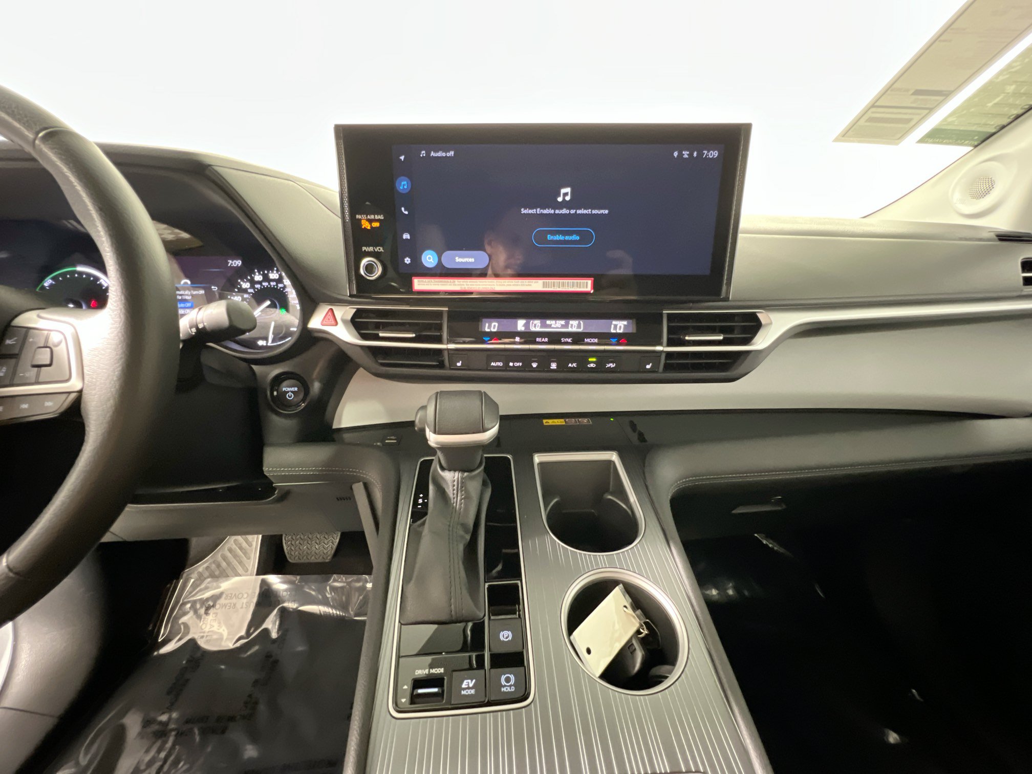Used 2025 Toyota Sienna XLE w/ XLE Plus Package FWD image 25