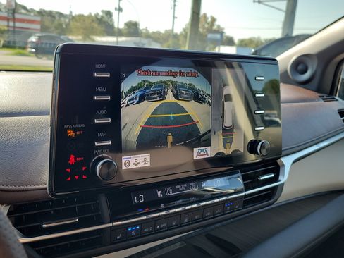 Used 2023 Toyota Sienna Platinum FWD image 34