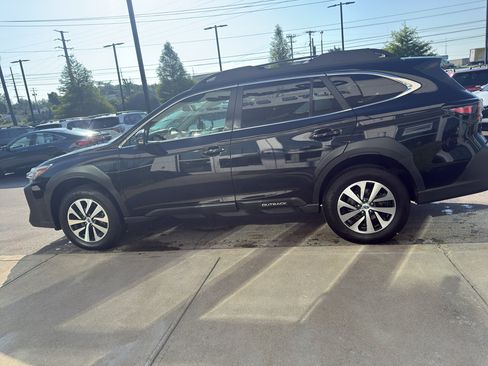 Used 2023 Subaru Outback Premium AWD/4WD image 6