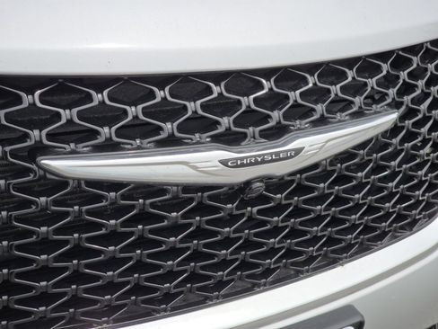 Used 2024 Chrysler Pacifica Touring-L FWD image 11