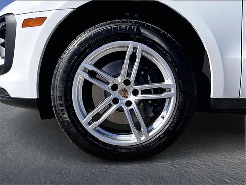 Certified 2025 Porsche Macan image 11