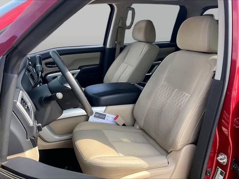 Used 2018 Nissan Titan SV w/ SV Convenience Package RWD image 8