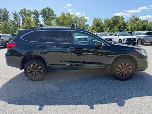 Used 2017 Subaru Outback 3.6R Touring AWD/4WD image 8
