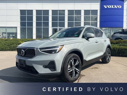 Used 2025 Volvo XC40 B5 Core image 1