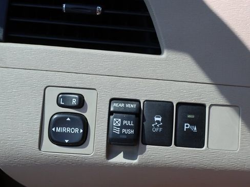 Used 2011 Toyota Sienna XLE w/ Premium Pkg image 17