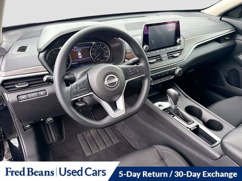 Used 2025 Nissan Altima 2.5 SV FWD image 11