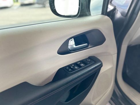 Used 2019 Chrysler Pacifica Touring-L FWD image 32