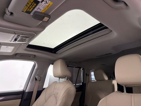 Used 2024 Toyota Highlander Limited FWD image 2