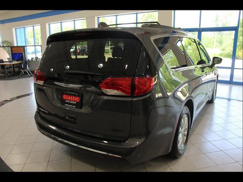 Used 2018 Chrysler Pacifica Touring Plus FWD image 5