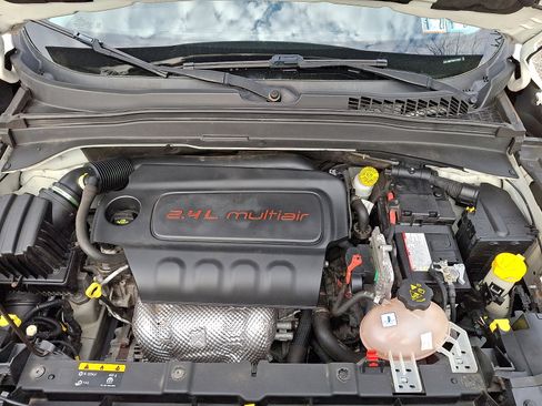 Certified 2016 Jeep Renegade Latitude image 27