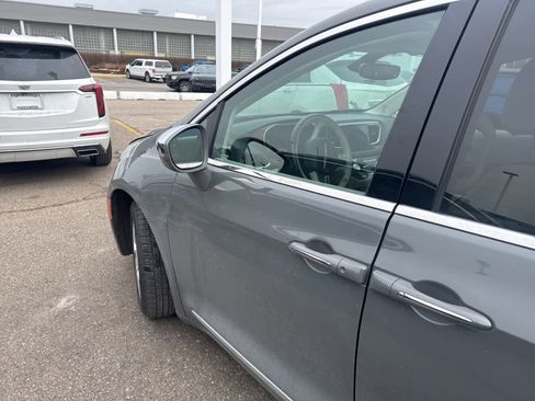 Used 2020 Chrysler Pacifica Limited image 4