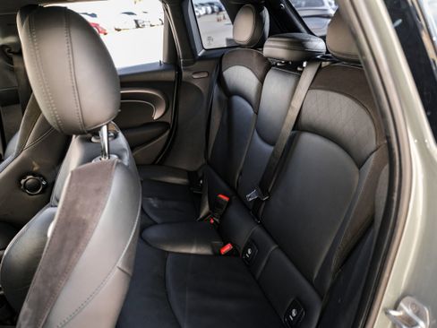 Used 2022 MINI Cooper 4-Door Hardtop w/ Signature Upholstery Package image 37