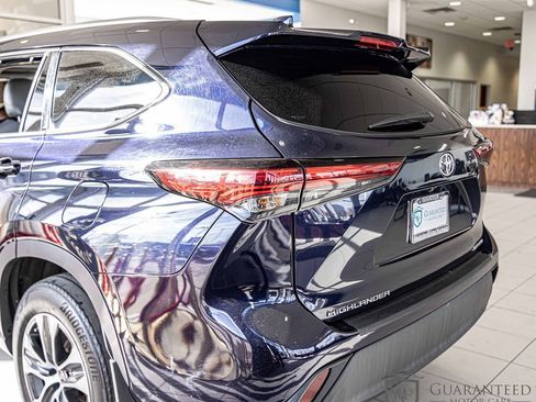 Used 2021 Toyota Highlander XLE AWD/4WD image 14
