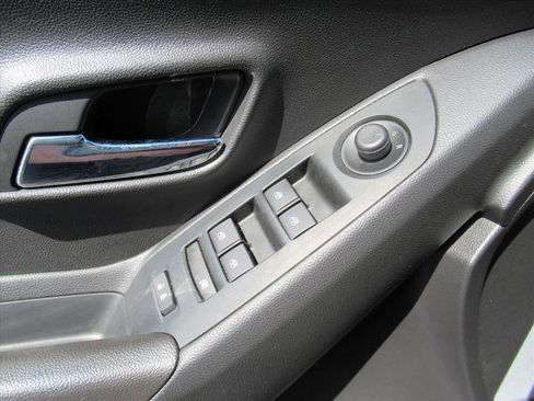 Used 2019 Chevrolet Trax LT w/ LT Convenience Package image 21