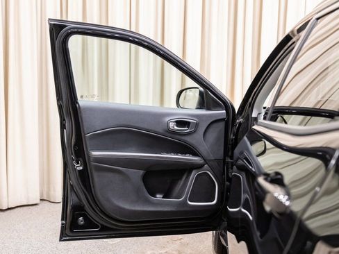 Used 2018 Jeep Compass Latitude w/ Cold Weather Group image 8