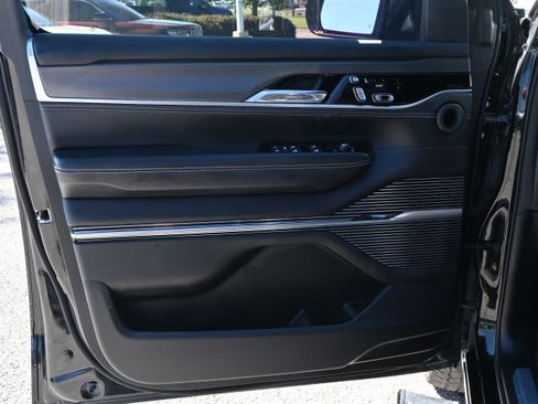 Used 2022 Jeep Grand Wagoneer Series II AWD/4WD image 13