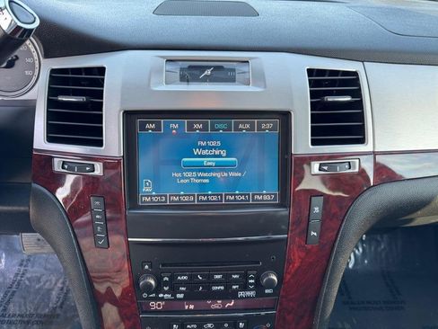 Used 2011 Cadillac Escalade Luxury image 39