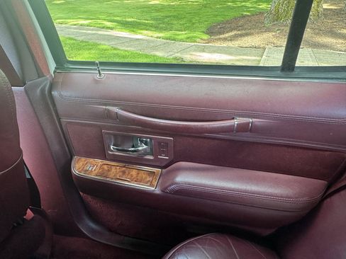 Used 1994 Lincoln Town Car Executive RWD image 24