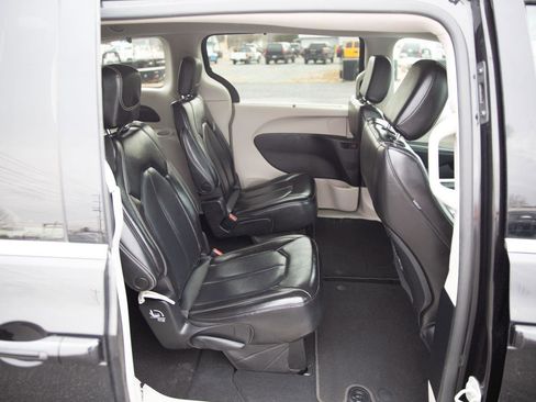 Used 2023 Chrysler Pacifica Touring-L image 25