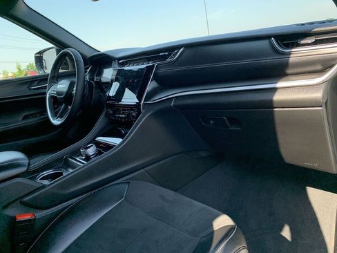 Used 2024 Jeep Grand Cherokee L Laredo image 34