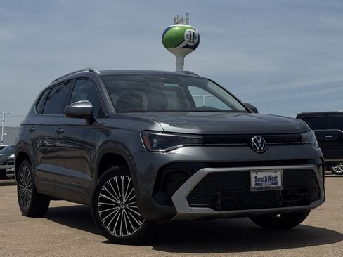 New 2025 Volkswagen Taos SE FWD image 2
