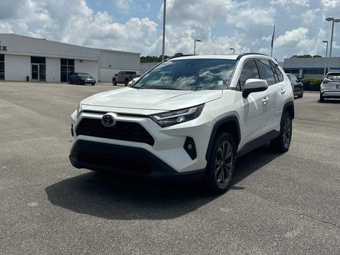 Used 2022 Toyota RAV4 XLE Premium AWD/4WD image 8