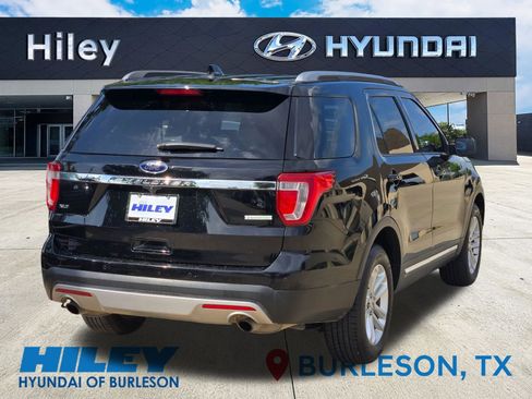 Used 2017 Ford Explorer XLT w/ Equipment Group 202A FWD image 4