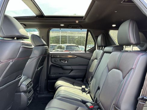Used 2025 Honda Pilot Black Edition image 7