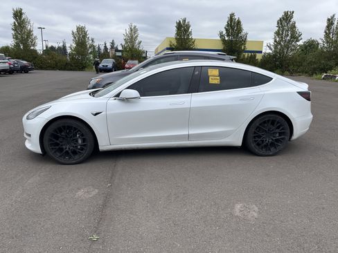 Used 2019 Tesla Model 3 Mid Range RWD image 2