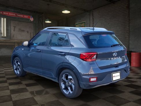 Used 2023 Hyundai Venue SEL FWD image 4