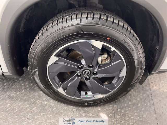 Used 2025 Nissan Rogue SV FWD image 17