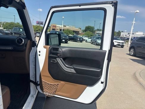 Used 2017 Jeep Wrangler Unlimited Sahara w/ Connectivity Group AWD/4WD image 20