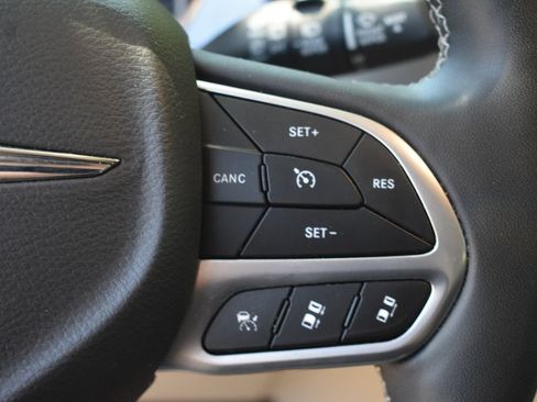 Used 2024 Chrysler Pacifica Touring-L FWD image 14