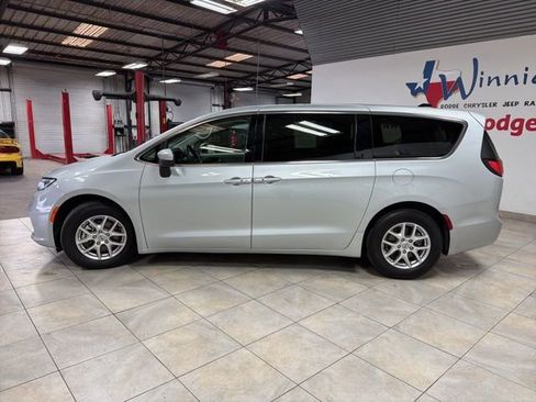 Used 2023 Chrysler Pacifica Touring-L image 6