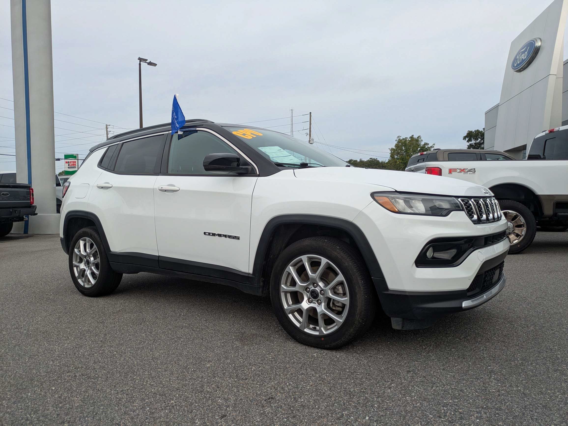 Used 2025 Jeep Compass Limited AWD/4WD image 2