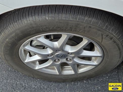Used 2024 Chrysler Pacifica Touring-L FWD image 3
