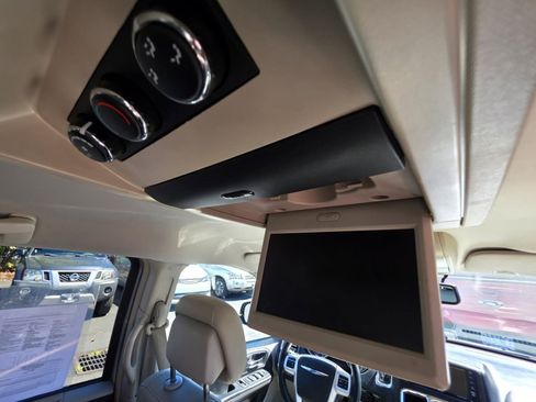 Used 2015 Chrysler Town & Country Touring-L FWD image 16