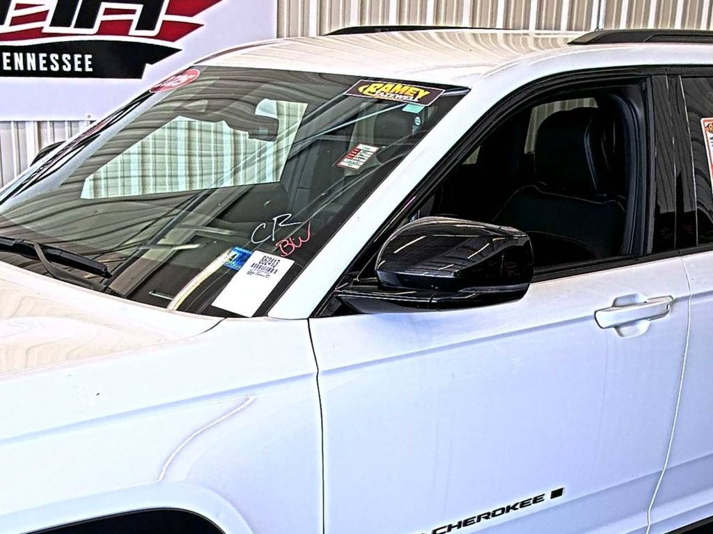Used 2025 Jeep Grand Cherokee Altitude AWD/4WD image 5