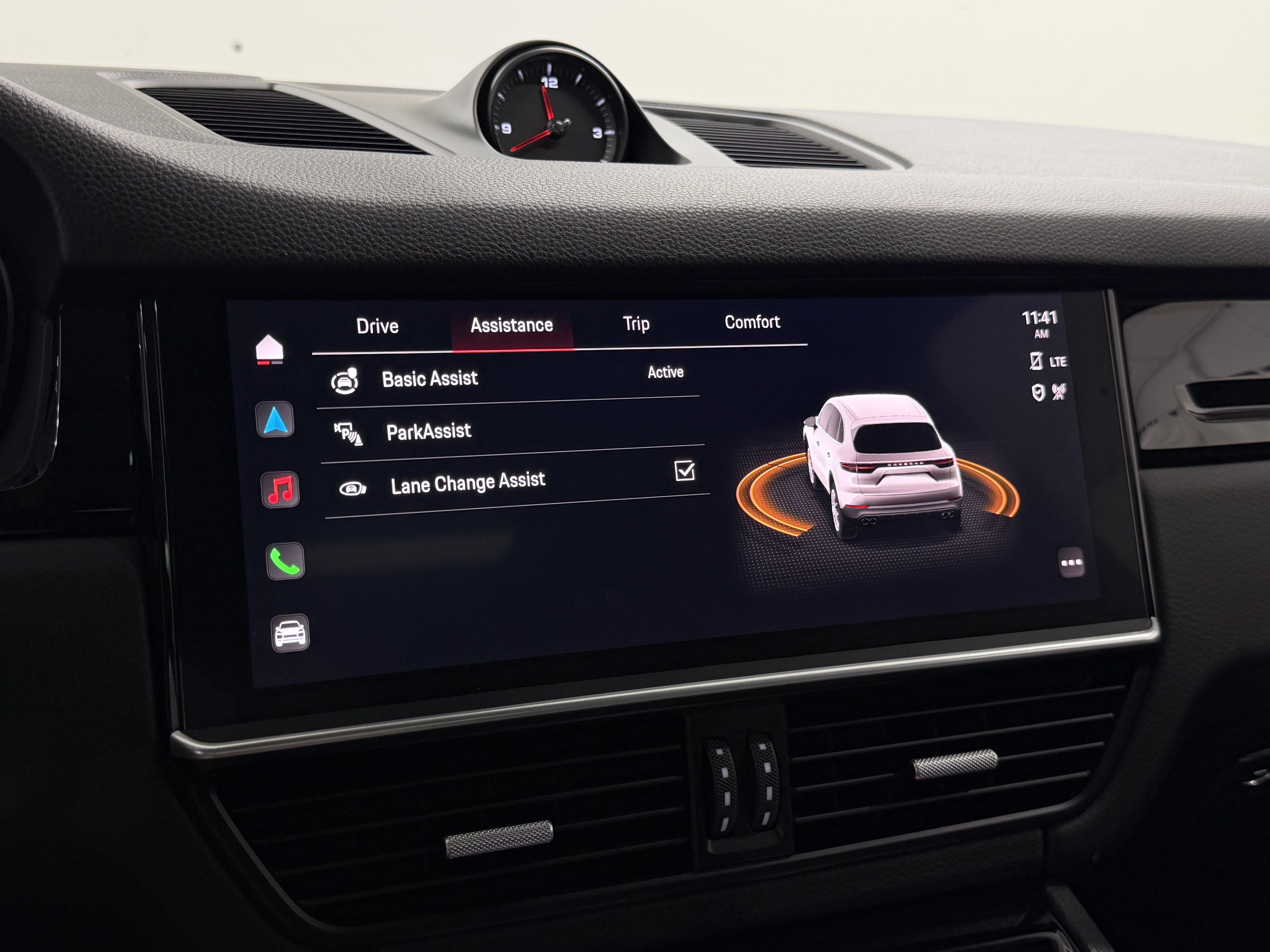 Certified 2023 Porsche Cayenne w/ Premium Package AWD/4WD image 44