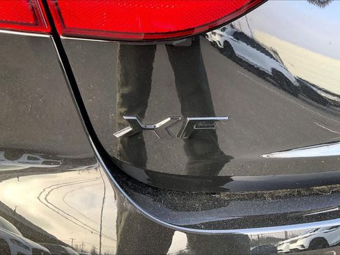 Used 2022 Jaguar XF SE image 11