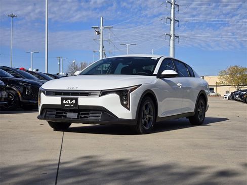 New 2025 Kia K4 LXS image 2