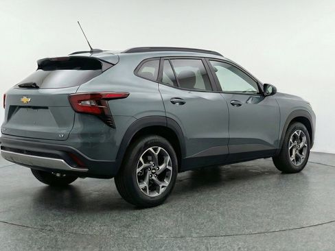 Used 2025 Chevrolet Trax LT FWD image 9